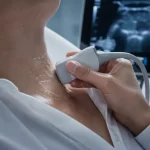 Echographie thyroide : sonde sur cou, gel et écran médical
